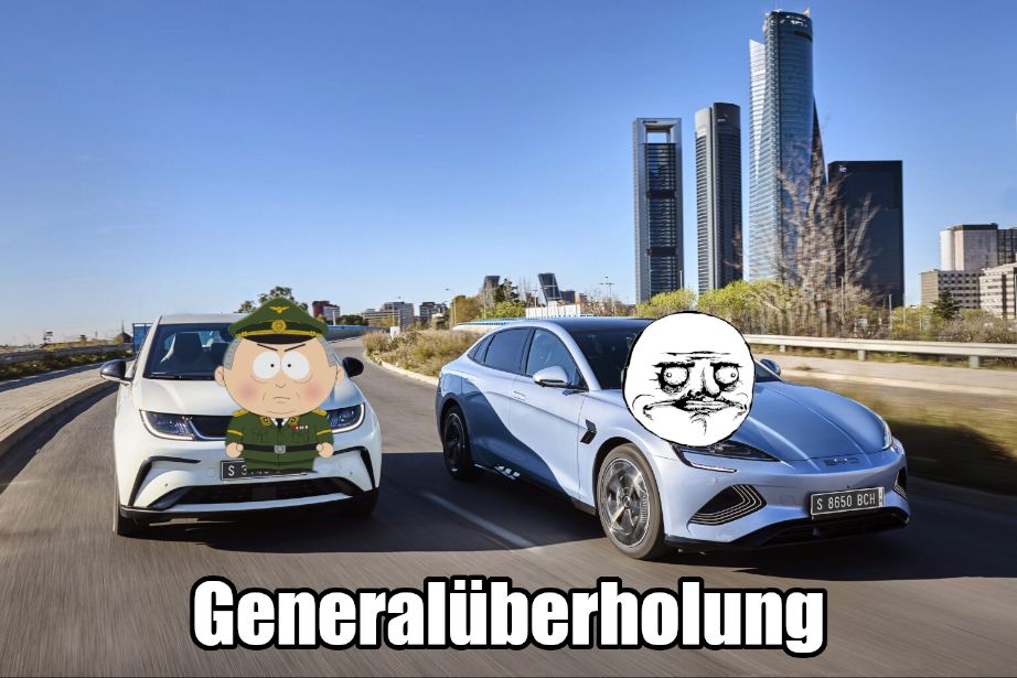 Zwei Autos auf einer Straße fahrend, Perspektive schräg von vorne. Das rechte Auto hat das linke überholt. Auf das linke Auto ist ein General im South-Park Stil eingefügt. Auf dem rechten Auto ist das "Me Gusta" Gesicht eingefügt. Unten steht der Text "Generalüberholung".